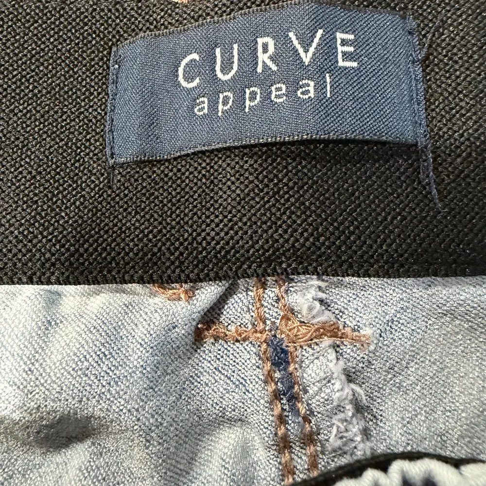 Curve Appeal Women's Light Wash Straight Jeans. Gently loved